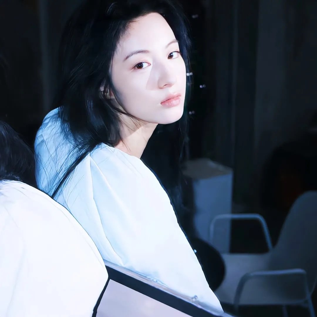 驼背人与舞女